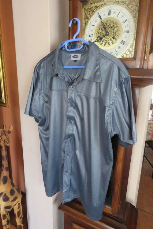 Men`s modern grey shiny short sleeve shirt with leather look. By L.O.G.G. in size large. New cond.