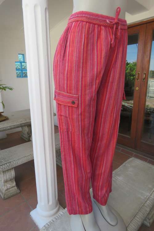 Striking comfy weekend pants in 100% cotton. Vertical stripes in orange and pink shades. Size 36/12