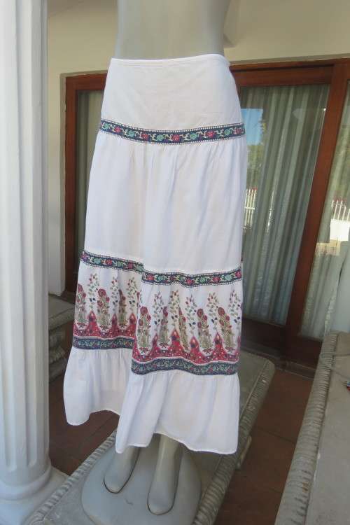 Chic Bo-ho white tiered skirt by 'Mevien Hall' in size 42/18 Bandless. In 2 layers 100% cotton.