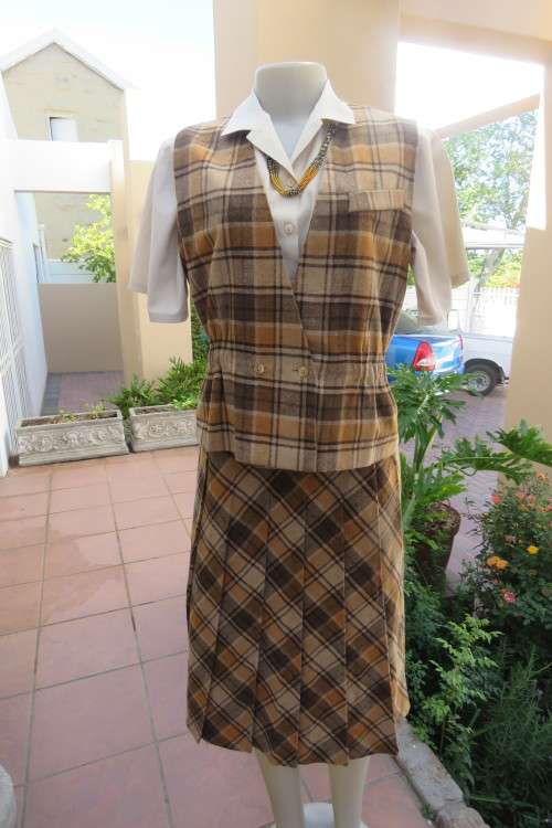Nostalgic two piece outfit by 'Club 20' in size 36/12. In beige, mustard and brown check Fabric.