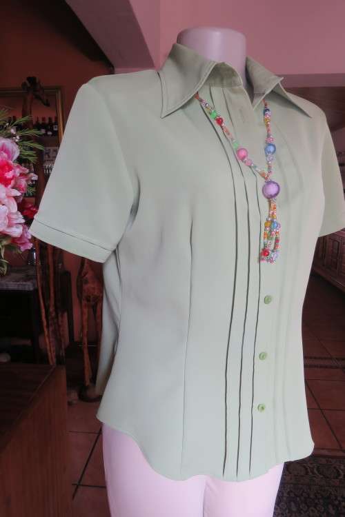 Smart apple green short seeve blouse in size 34/10 by 'Imagemakers'. In 100% polyester Fabric.