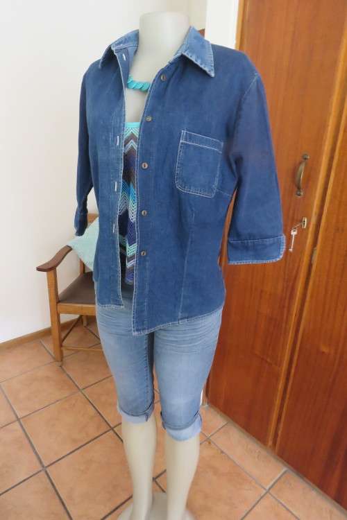 Chic blue denim button down top by 'Foshini' in size 34/10. Shirt collar and elbow length sleeves.