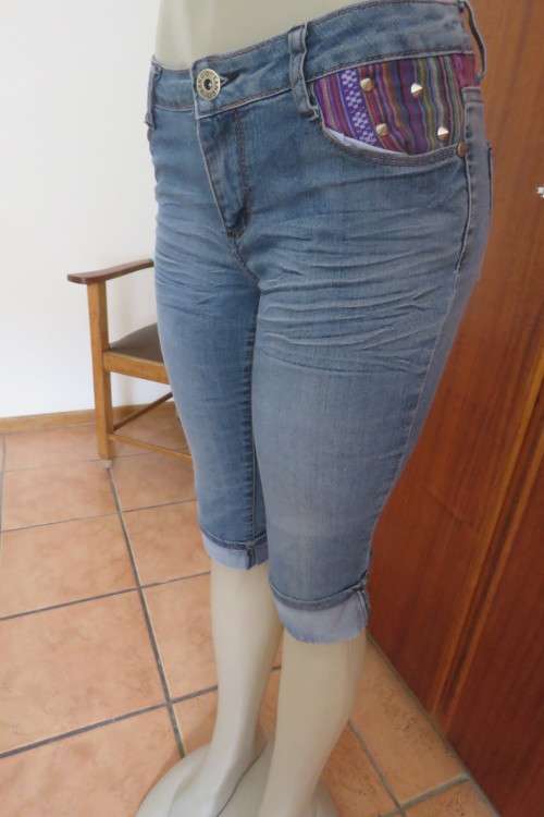 Ultra sexy cropped jeans in blue denim by `Tango` in size 32/8. Low rise. Pockets back + front.