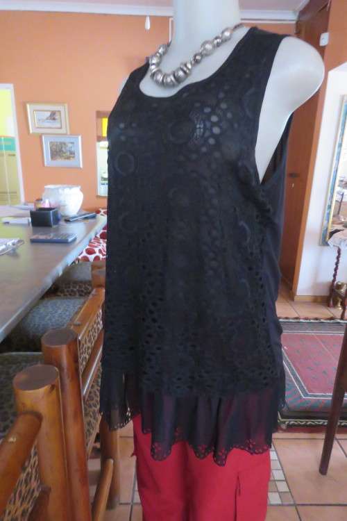 Beautifull black sleeveless top with lace front .Bottom layer in fine netting. Size 36/12. As new