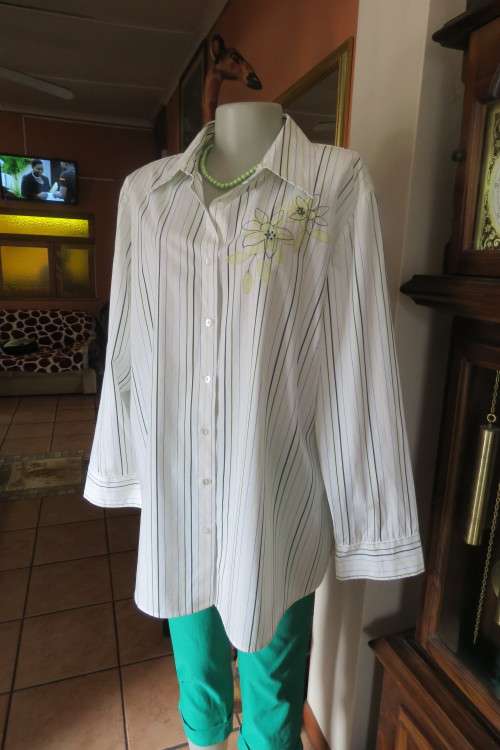 Oversized pure 100% cotton white 'Donna Claire' shirt in size 48/24. With vertical green stripes.