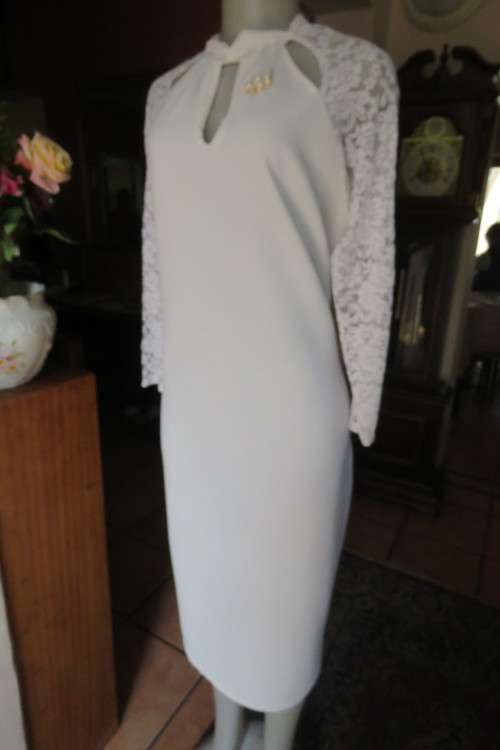 Smart white special occasion ankle length dress in textured polyester. Size 42/18.