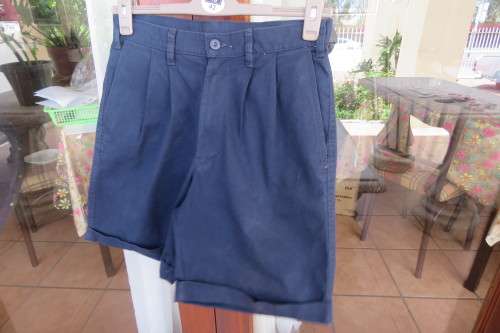 Men's navy chino shorts in size 30. In 100% cotton. With turnups and pleated Front.