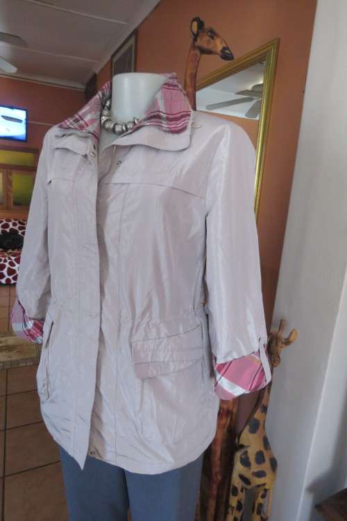 Silvergrey jacket in polyester and nylon Fabric. Two front pockets. Size 36 to 36.