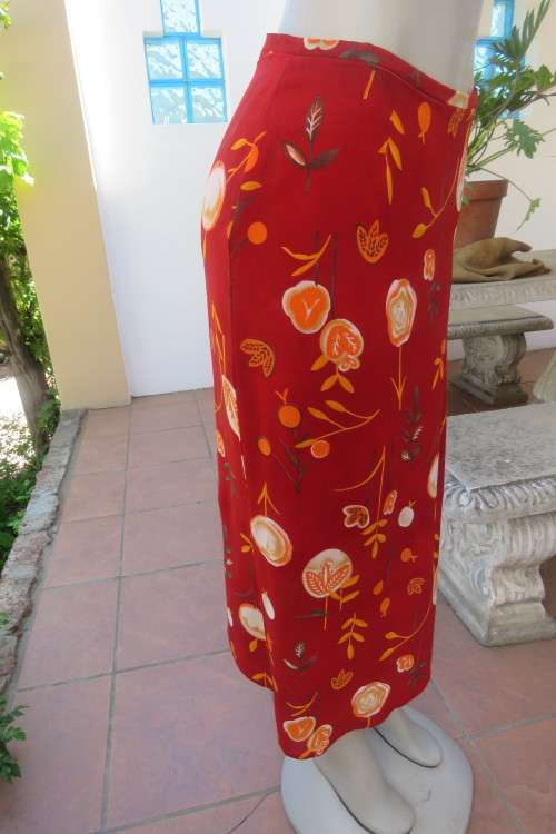 Pretty brick colour pencil skirt with orange, beige and brown patterns. Size 35/11.