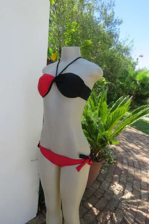 Two piece bikini in black and red. Size 32/8. Top turned in middle with build in bra.