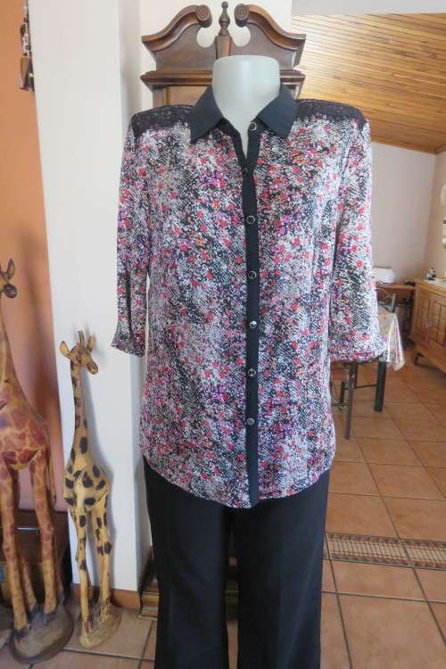 Stunning top in soft and silky polyester fabric. Tastefully printed in red, pink, black and beige.