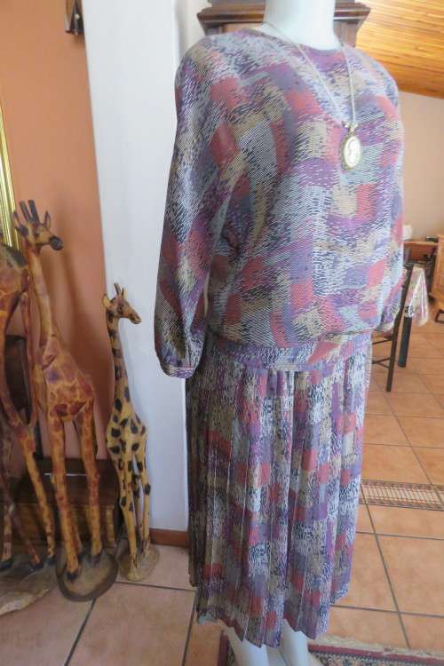 Irresistible 2 piece vintage outfit. Permanent pleated skirt with waistband. Size 34/10.