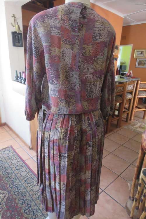 Irresistible 2 piece vintage outfit. Permanent pleated skirt with waistband. Size 34/10.