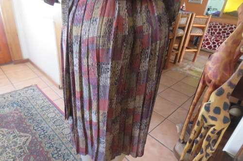 Irresistible 2 piece vintage outfit. Permanent pleated skirt with waistband. Size 34/10.