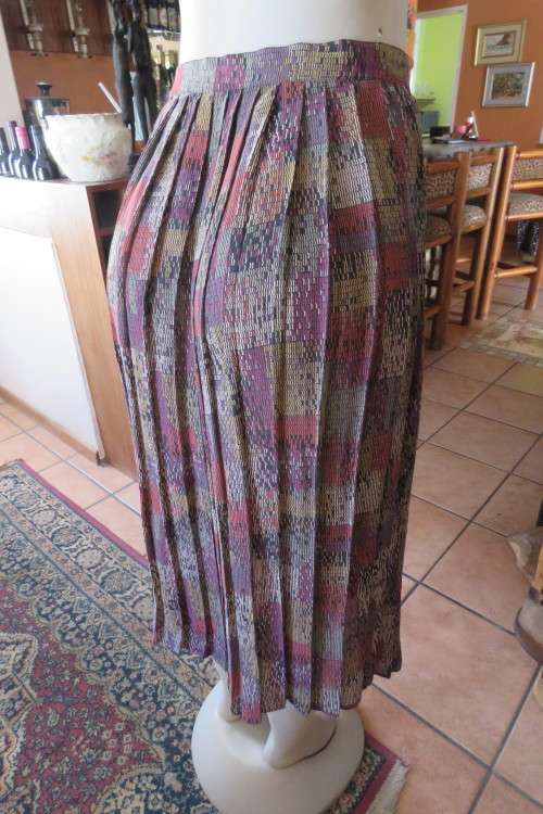 Irresistible 2 piece vintage outfit. Permanent pleated skirt with waistband. Size 34/10.