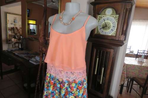 Sexy peach colour cropped strappy top in 2 layers. Size 32/8. Bottom layer with lace seam.