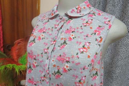 Sexy little grey sleeveless top with pink Flowers. Button down front with rounded collar. Size 36/12