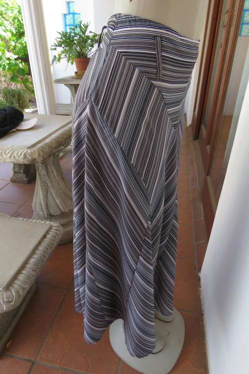 Beautiful godet style skirt with extra panels and pointed waist joke size 36/12.