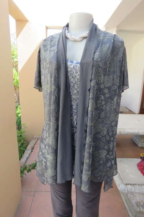 Stunning gilet/open hanging top in grey with gold velvetine flowers. Size 34/10.