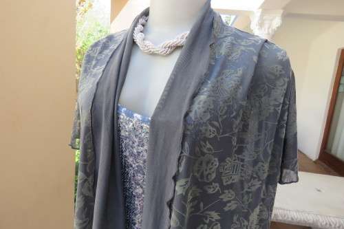 Stunning gilet/open hanging top in grey with gold velvetine flowers. Size 34/10.