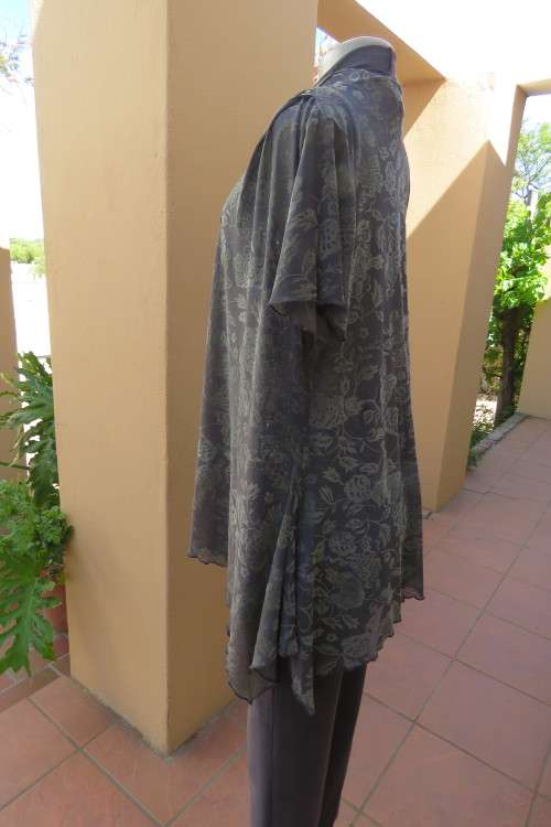 Stunning gilet/open hanging top in grey with gold velvetine flowers. Size 34/10.