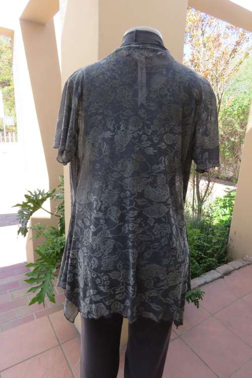 Stunning gilet/open hanging top in grey with gold velvetine flowers. Size 34/10.