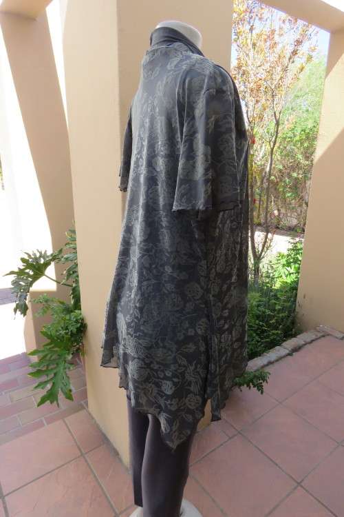 Stunning gilet/open hanging top in grey with gold velvetine flowers. Size 34/10.