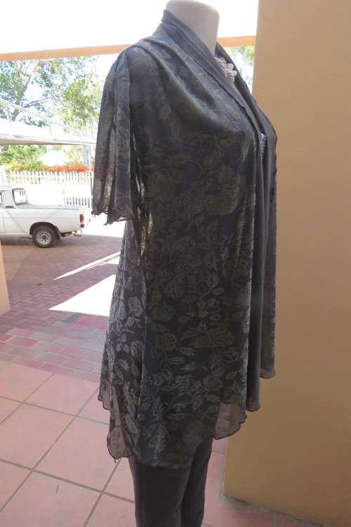 Stunning gilet/open hanging top in grey with gold velvetine flowers. Size 34/10.
