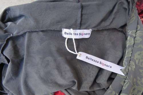Stunning gilet/open hanging top in grey with gold velvetine flowers. Size 34/10.