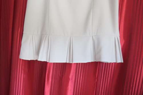 Up style off-white pencil skirt with pleated seam area. Size 40/16 by 'Inspire'.