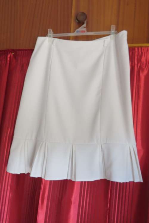 Up style off-white pencil skirt with pleated seam area. Size 40/16 by 'Inspire'.