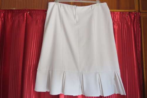 Up style off-white pencil skirt with pleated seam area. Size 40/16 by 'Inspire'.