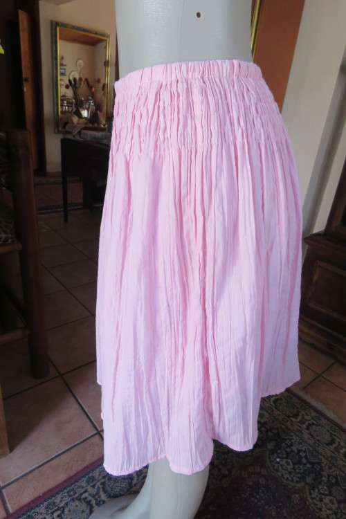 Cute carnation pink crinkled knee length skirt. Size 34/10. Smocked yoke. Elasticated waist.As new