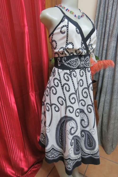 Stunning monochrome strappy summer dress. Flare skirt with large paisley patters. Size 37/13.