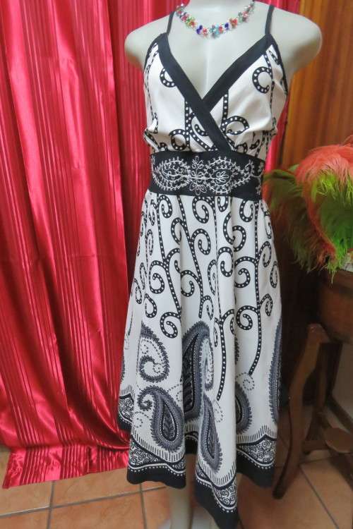 Stunning monochrome strappy summer dress. Flare skirt with large paisley patters. Size 37/13.