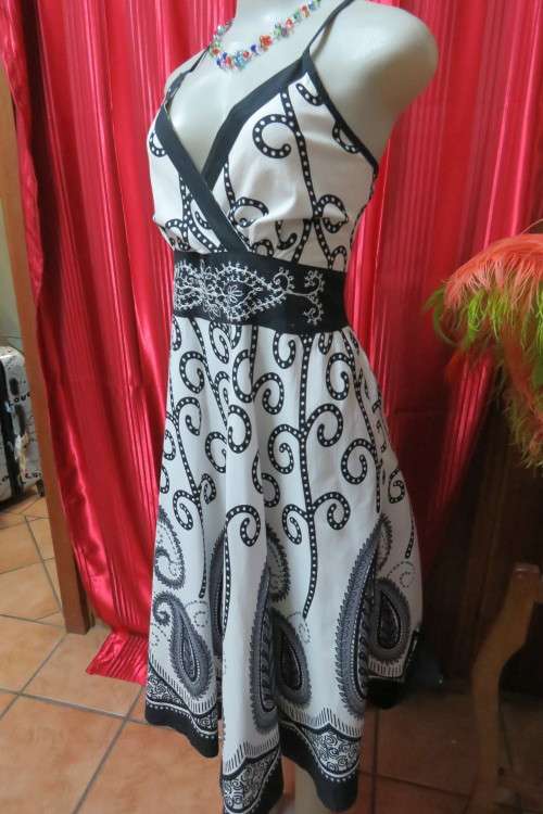 Stunning monochrome strappy summer dress. Flare skirt with large paisley patters. Size 37/13.
