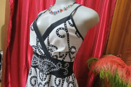 Stunning monochrome strappy summer dress. Flare skirt with large paisley patters. Size 37/13.
