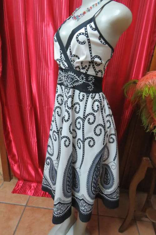 Stunning monochrome strappy summer dress. Flare skirt with large paisley patters. Size 37/13.