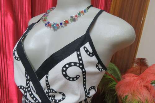 Stunning monochrome strappy summer dress. Flare skirt with large paisley patters. Size 37/13.