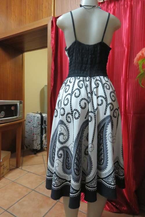 Stunning monochrome strappy summer dress. Flare skirt with large paisley patters. Size 37/13.