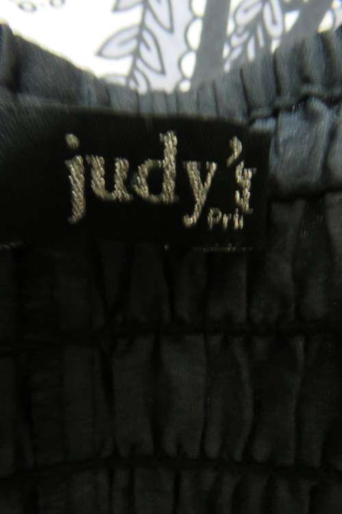 Stunning monochrome strappy summer dress. Flare skirt with large paisley patters. Size 37/13.