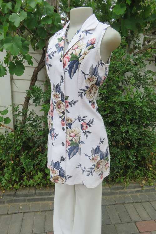 Top of the line long tailored, sleeveless jacket by `Kazak` in size 32/8. In 100% cotton.