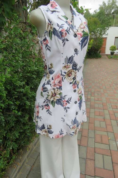 Top of the line long tailored, sleeveless jacket by `Kazak` in size 32/8. In 100% cotton.