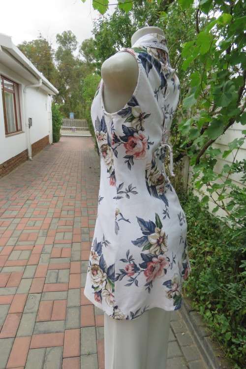 Top of the line long tailored, sleeveless jacket by `Kazak` in size 32/8. In 100% cotton.