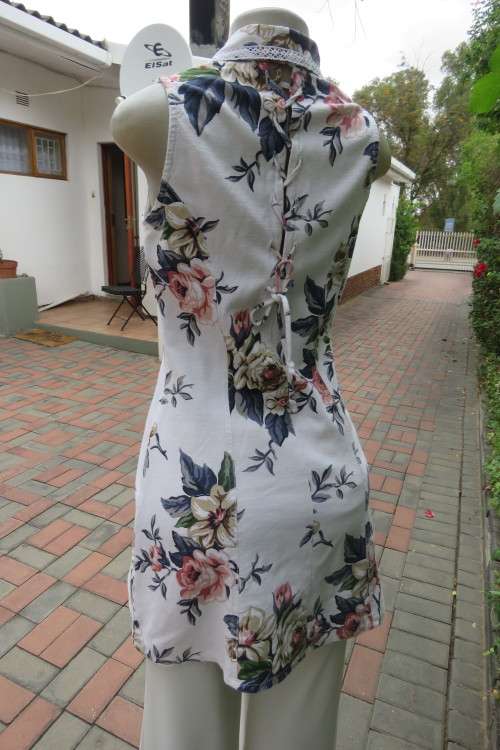 Top of the line long tailored, sleeveless jacket by `Kazak` in size 32/8. In 100% cotton.