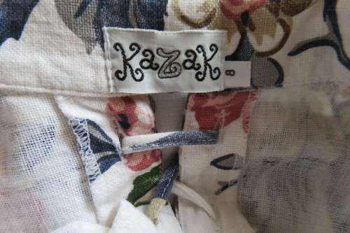Top of the line long tailored, sleeveless jacket by `Kazak` in size 32/8. In 100% cotton.