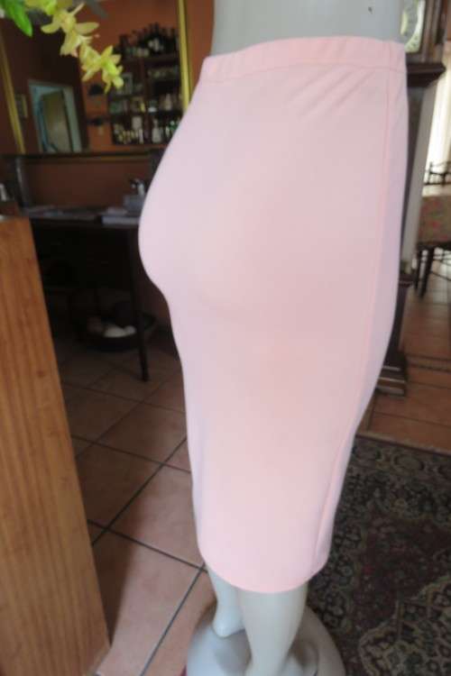 Salmon pink bodycon skirt in textured stretch polyester fabric, by 'Judy's Pride'. Size 30/6.