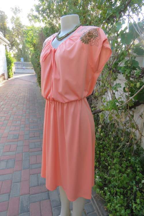 Beautiful peach colour 80's vintage dress in size 42/18. Blouson style elasticated top by 'Foshini'.