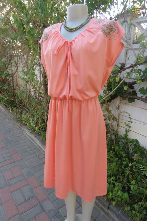 Beautiful peach colour 80's vintage dress in size 42/18. Blouson style elasticated top by 'Foshini'.
