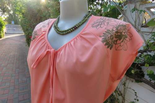 Beautiful peach colour 80's vintage dress in size 42/18. Blouson style elasticated top by 'Foshini'.